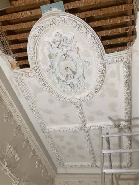 Afbeelding: Voor- en na-restauratie ornamentenplafond