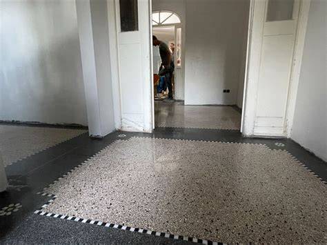 Terrazzovloer met mozaïeksteentjes