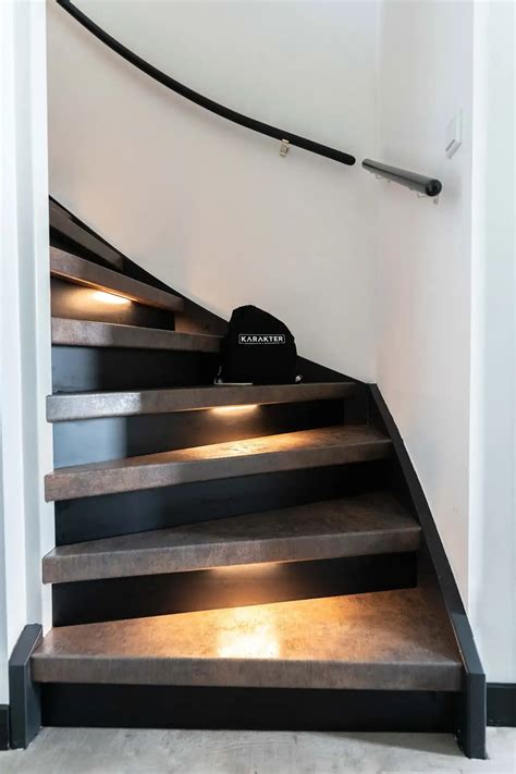 Voorbeelden van ledverlichting en industriële esthetiek in trappen