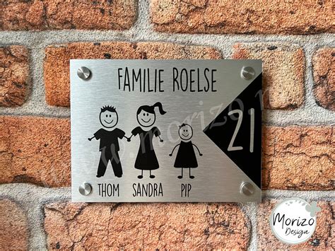 Illustratie van diverse stijlen en materialen naambordjes voor de voordeur