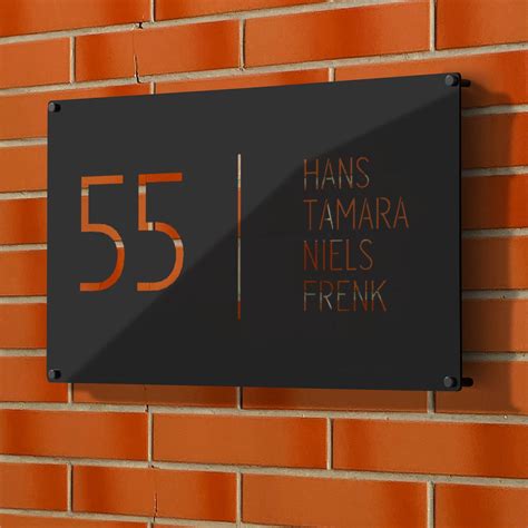 Voorbeeld van een naambordje met huisnummer en naam