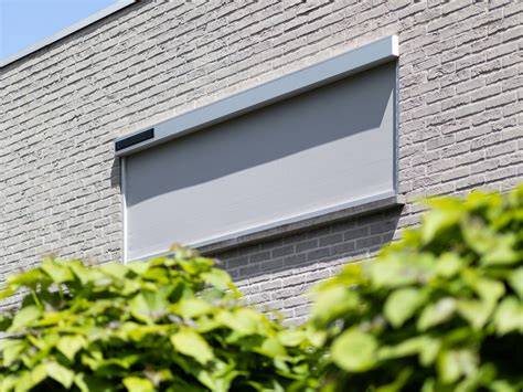 Afbeelding: muurmontage van screen op gevel