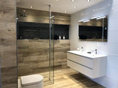 Voorbeeld van een gerenoveerde badkamer en keuken