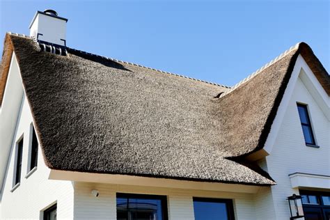Infographic met verschillende delen van een huis (dak, muren, vloer, ramen) die geïsoleerd worden, met subsidiesymbolen.