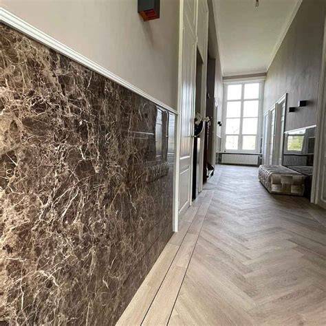 Marmeren achterwand met houten lambrisering