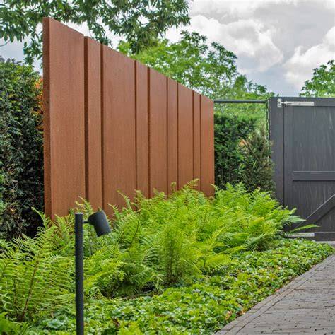 Roestbruine cortenstaal schutting in tuin