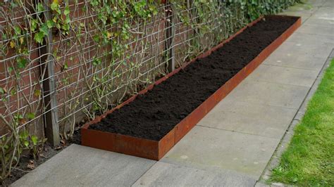 Toekomstige cortenstaal schutting met geïntegreerde planten