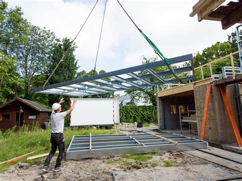 Prefab montage in fabriek vs montage op locatie: tijdlijn en weersomstandigheden
