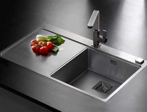 RVS spoelbak in een moderne keuken