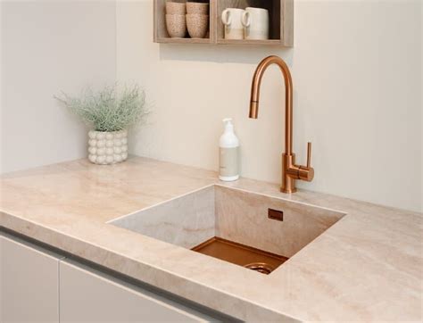 Keramische spoelbak met natuursteen look
