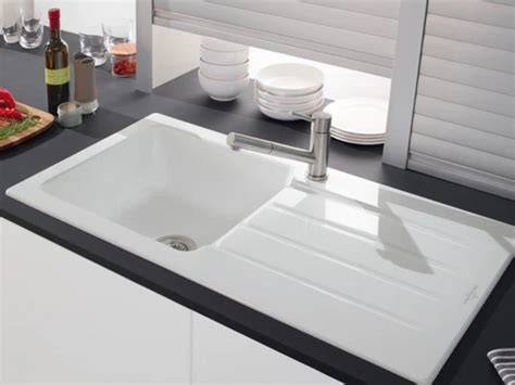 Witte keramische spoelbak schoonmaak