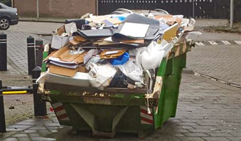 Illustratie van een volle afvalcontainer naast een huis, met op de achtergrond een weergave van de voordelen zoals tijdsbesparing en gemak.