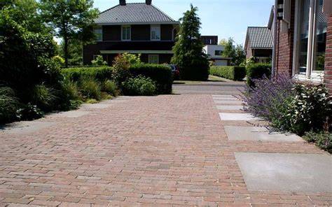 Foto: voorbeeld terras en oprit met gebakken klinkers in warme tinten