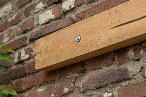 diagram van dakgootdragers aan muur met juiste bevestiging