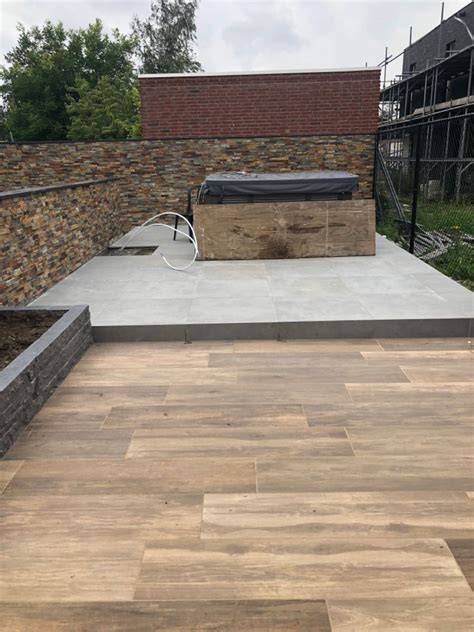 Terras met houtlook keramische tegels in verschillende lengtes