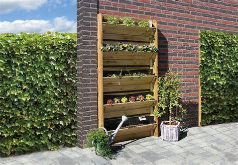 Foto: Aardbeien in een verticale buisinstallatie tegen een muur