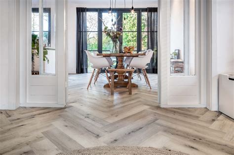 Een stijlvolle woonkamer met een visgraat houten vloer.
