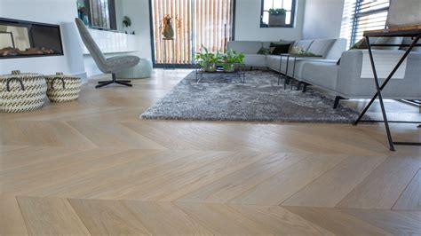 Voorbeeld van een Hongaarse punt vloer in een modern interieur.