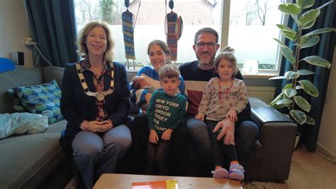 Foto: Burgemeester feliciteert het gezin Talens