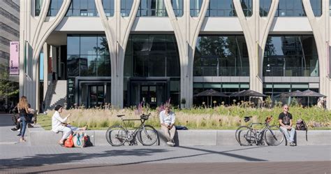 Foto: Open Amare en het Spuiplein - plint als ontmoetingsruimte