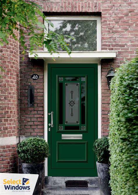 Donkergroene voordeur als blikvanger op een statige gevel