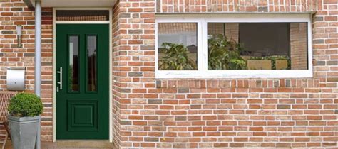 Donkergroene deur in combinatie met natuursteen