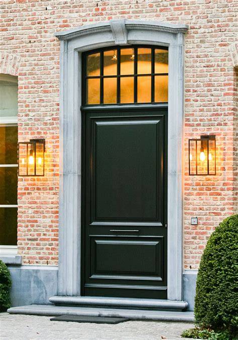 Glas-in-lood en klassieke panelen op een deur