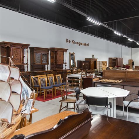 Interieur van een Kringwinkel met diverse meubels en decoraties