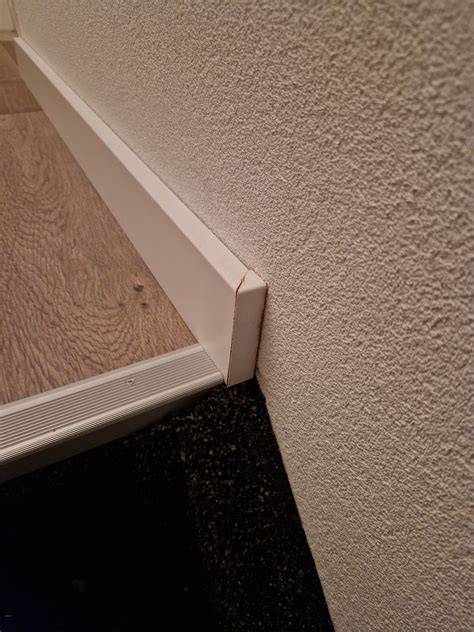 Diagram: ventilatieopening langs plint bij koelapparatuur