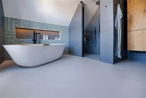 Foto van een strakke gietvloer in een moderne badkamer