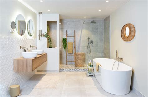 Foto van een badkamer met schone, strak aangebrachte siliconenkitranden
