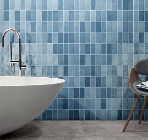 Illustratie van verschillende blauwe badkamertegels met combinaties