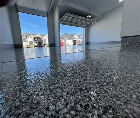 Epoxy coating in een garage met antislipafwerking