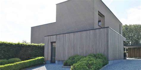 Geplaatste houten gevelprofielen: planchetten, blokprofiel, latten