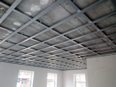 Foto: Voorbeeld van een verlaagd plafond met metal studprofielen in een woonkamer