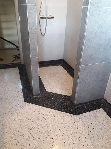 foto: voorbeelden granito en terrazzo toepassingen in hal en badkamer