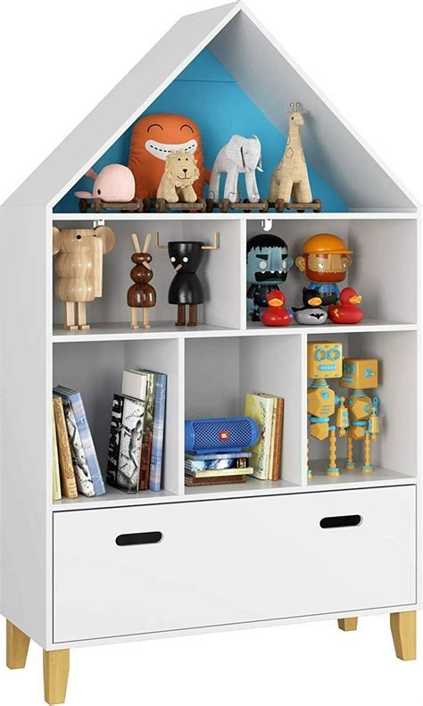 kinderkamer met open opbergkast en accessoires