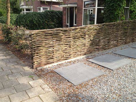 gevlochten wilgentenen schutting in tuin