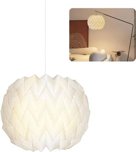 Foto: Scandinavische woonkamer met papieren lampenkappen