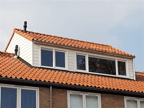 Schematische weergave van een woning met een dakkapel en nokverhoging, met vermelding van goothoogtes en bestemmingsplangrenzen.