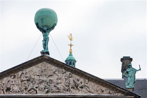 Beeld Atlas op het fronton van het Koninklijk Paleis Amsterdam