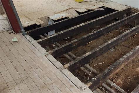Foto: oude NeHoBo vloer met houten balkconstructie