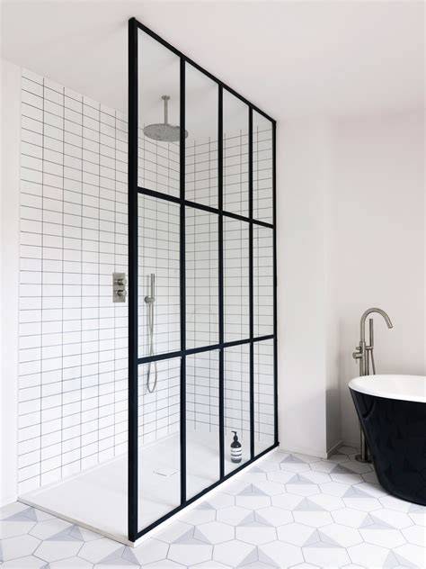 Foto: stalen douchewand gecombineerd met glas