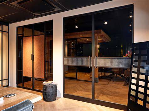 Foto: showroom met stalen deuren en douchewanden