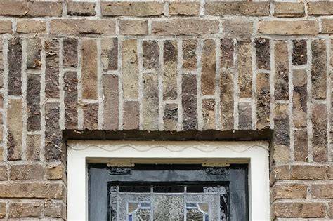 BeKa-schoorsteen Tilburg restauratie: details van kop en metselwerk