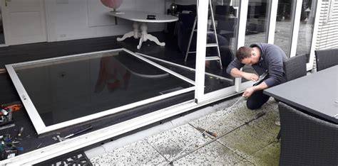 Afbeelding: Voor- en-na reparatie van een schuifpui met wielen en rails