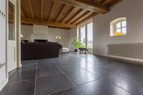 interieur met een Belgisch hardsteen vloer en vensterbank