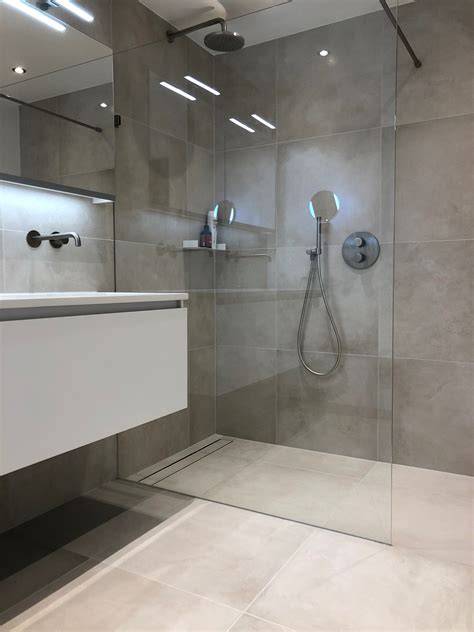 Foto-voorbeeld: badkamer met 60x60 en 60x120 tegels