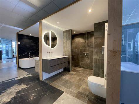 Afbeelding van een uitgebreide showroom met badkamertegels en sanitair