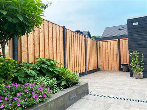 Bericht over hout-beton schutting met betonpalen en onderplaat in een moderne tuin